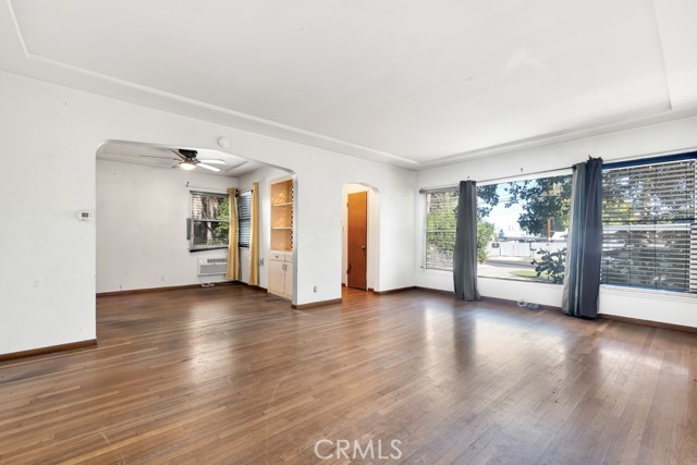 Detail Gallery Image 4 of 35 For 7725 Owensmouth, Canoga Park,  CA 91304 - 3 Beds | 2 Baths