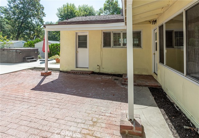 620 S Bel Aire Drive, Burbank CA: https://media.crmls.org/medias/29c798d8-c6fd-4d30-9b65-89a8b1c7586a.jpg