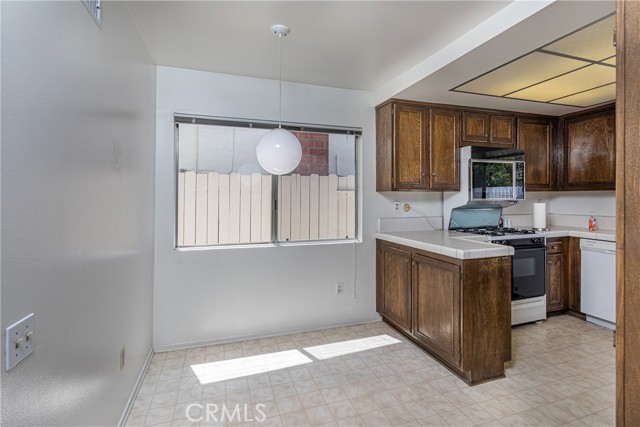 Detail Gallery Image 7 of 39 For 6849 Whitaker Ave, Lake Balboa,  CA 91406 - 3 Beds | 2 Baths