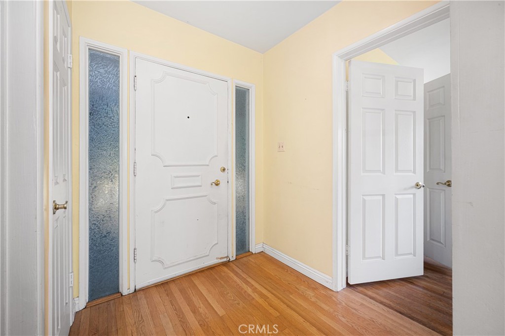 https://media.crmls.org/medias/29ca5c84-2a0c-4d03-8727-638b485b075e.jpg?preset=X-Large