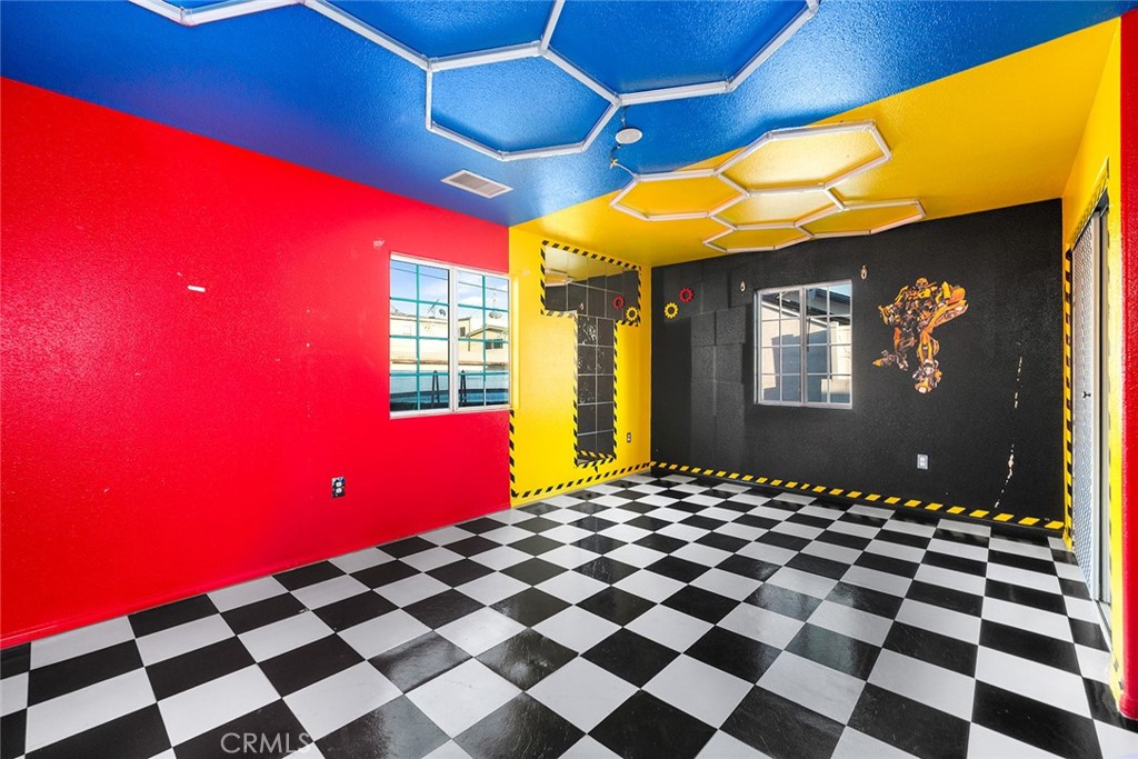 https://media.crmls.org/medias/29cadbc2-575c-4ac8-8c7a-07c8172ce7f6.jpg?preset=X-Large