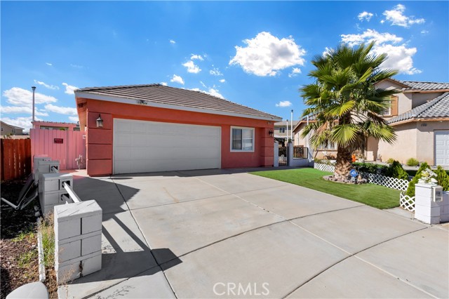 Detail Gallery Image 2 of 34 For 13261 via Del Lago, Victorville,  CA 92392 - 5 Beds | 3 Baths