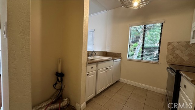 Detail Gallery Image 5 of 13 For 7632 Topanga Canyon Bld #102,  Canoga Park,  CA 91304 - 1 Beds | 1 Baths