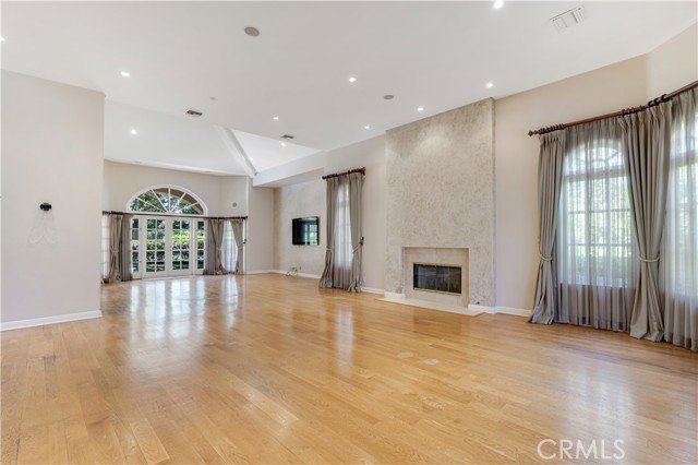 Detail Gallery Image 3 of 33 For 4525 Vista De Oro Ave, Woodland Hills,  CA 91364 - 5 Beds | 4/2 Baths