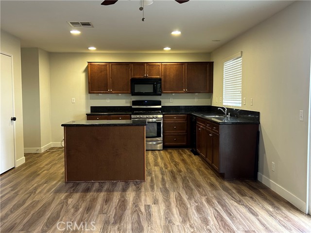 Detail Gallery Image 8 of 26 For 44640 Driftwood, Lancaster,  CA 93535 - 4 Beds | 2 Baths