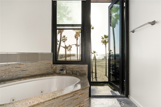 Detail Gallery Image 12 of 22 For 3009 Ocean Front Walk, Venice,  CA 90291 - 3 Beds | 2 Baths