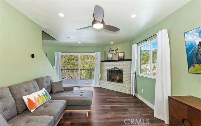 Detail Gallery Image 3 of 19 For 33334 Forrest Dr, Running Springs,  CA 92382 - 2 Beds | 2 Baths