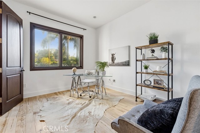 22953 Oxnard Street, Woodland Hills CA: https://media.crmls.org/medias/29d2f5db-5b64-4c76-8b7a-3008890ca764.jpg