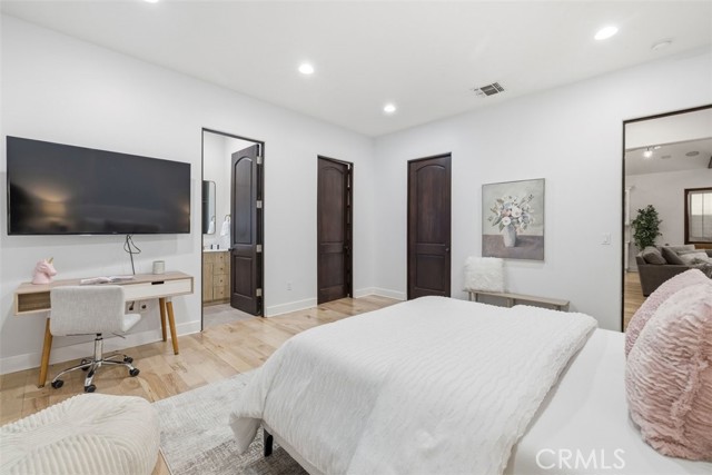 22953 Oxnard Street, Woodland Hills CA: https://media.crmls.org/medias/29d315d2-b5b6-4805-a10d-e53eee7eba1d.jpg