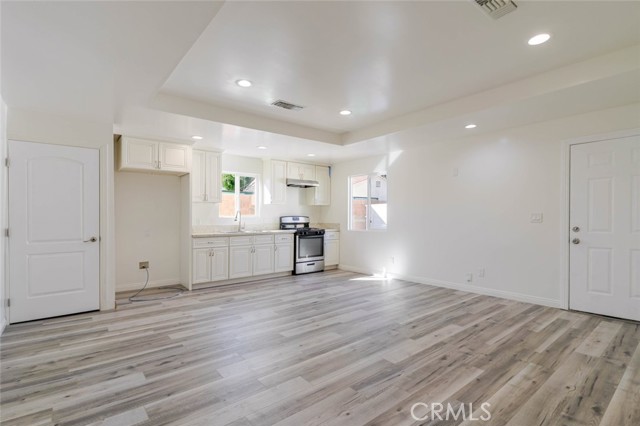 Detail Gallery Image 3 of 14 For 11246 Saticoy, Sun Valley,  CA 91352 - 2 Beds | 2 Baths