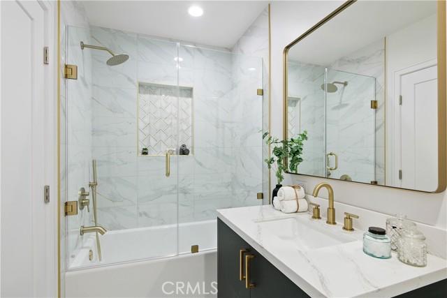 Detail Gallery Image 32 of 51 For 3900 Benedict Canyon Dr, Sherman Oaks,  CA 91423 - 3 Beds | 4 Baths