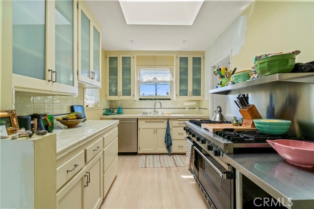 Detail Gallery Image 4 of 35 For 820 Opal St, Redondo Beach,  CA 90277 - 2 Beds | 2 Baths