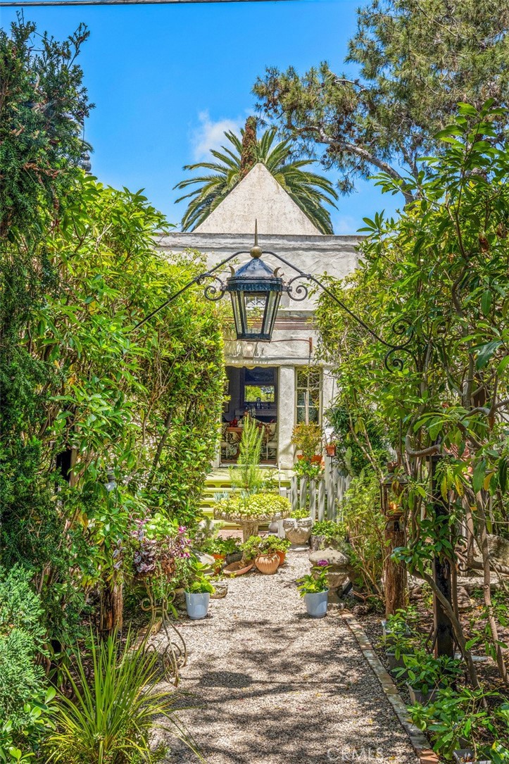 https://media.crmls.org/medias/29d6b422-c195-44b7-9c05-9336cf0ad44b.jpg?preset=X-Large