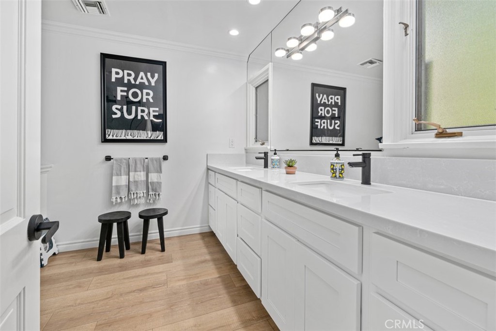 https://media.crmls.org/medias/29d6fe3d-d161-4add-b820-3495a6d846c6.jpg?preset=X-Large