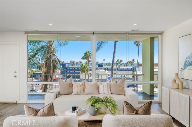 3901 E Livingston Drive, Long Beach CA: https://media.crmls.org/medias/29d90d53-1217-4643-8a0c-86650a3a286b.jpg