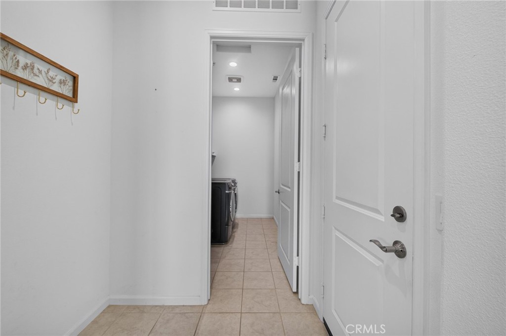 https://media.crmls.org/medias/29d995a9-3e5c-41dd-be9f-682719f9de8c.jpg?preset=X-Large