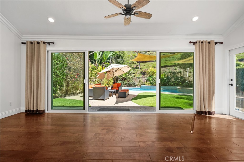 https://media.crmls.org/medias/29da2da7-0958-416f-8c23-091b19ad47ad.jpg?preset=X-Large