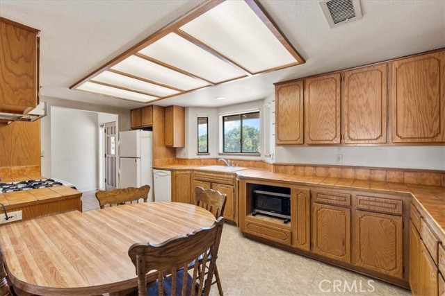 18510 Santa Fe Avenue, San Bernardino CA: https://media.crmls.org/medias/29da3fc5-dc3a-404d-b9ee-588aa3efba27.jpg