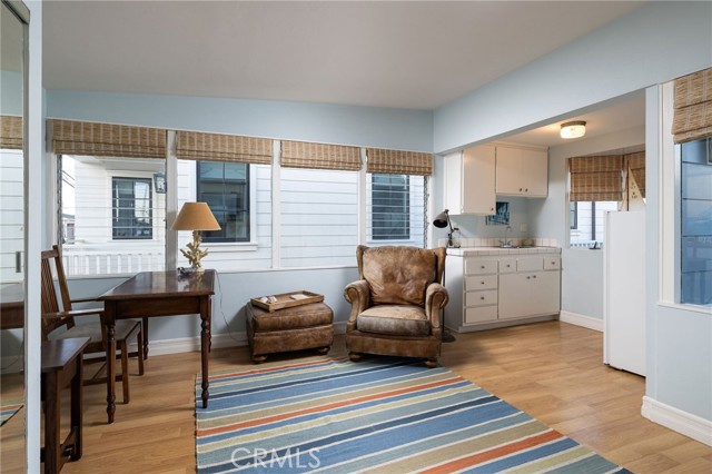 305 Poinsettia Avenue, Corona del Mar CA: https://media.crmls.org/medias/29db57cf-3cf2-4a63-92a5-72d0c2b0f22d.jpg