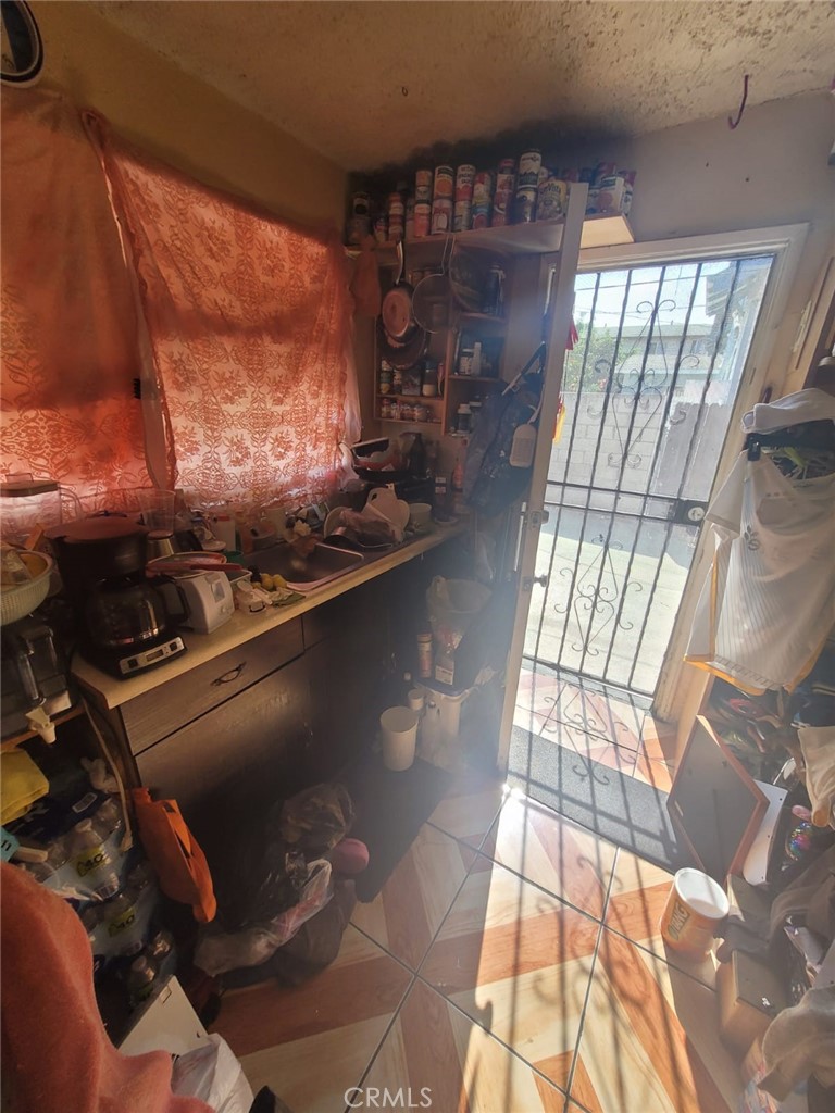 https://media.crmls.org/medias/29dbecc1-493e-40b4-b3ec-79e5ccb6ca50.jpg?preset=X-Large