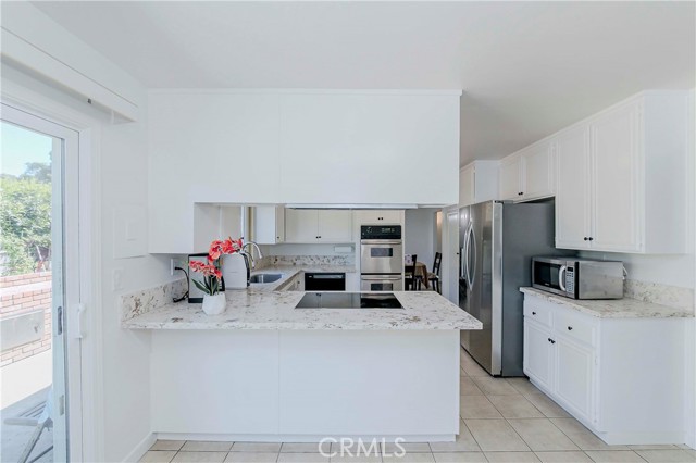 2401 El Portal Way, Oxnard CA: https://media.crmls.org/medias/29dc089f-111e-4f27-8aab-7925dbe46976.jpg