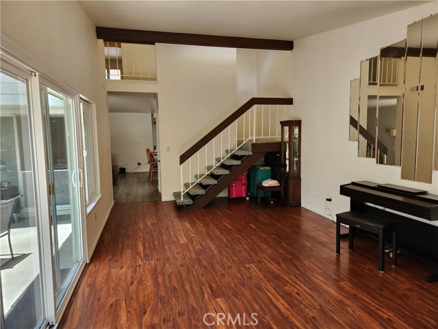 10407 Larwin Avenue, Chatsworth CA: https://media.crmls.org/medias/29de9ded-96c3-4f6e-b868-e6b602efd45e.jpg