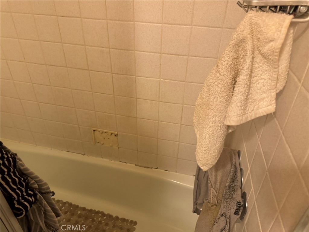 https://media.crmls.org/medias/29e0dc60-dfdc-4be1-bd4c-81db0fb95ce0.jpg?preset=X-Large