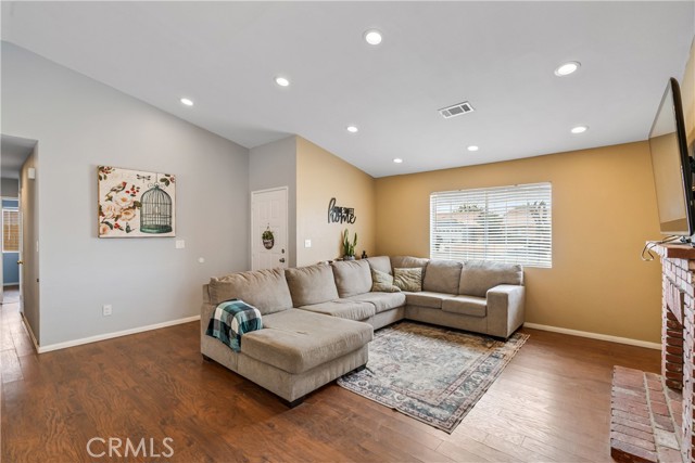 3331 Jahon Court, Rosamond CA: https://media.crmls.org/medias/29e1c08c-8cf2-4c4d-91cf-b27af5a7fcf7.jpg