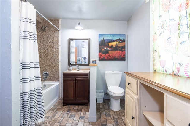 10321 Owensmouth Avenue, Chatsworth CA: https://media.crmls.org/medias/29e396cd-f17c-4083-b49a-f9827e84e672.jpg
