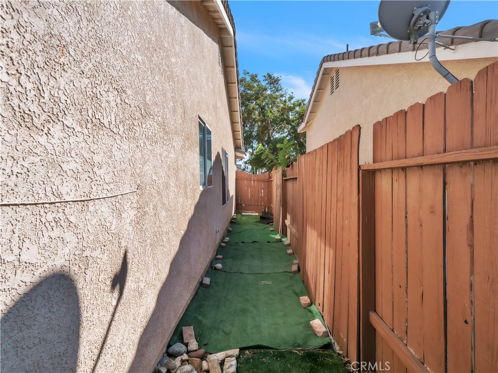 https://media.crmls.org/medias/29e42e45-d2ec-4ca2-82e5-f8758fc42b0e.jpg?preset=X-Large