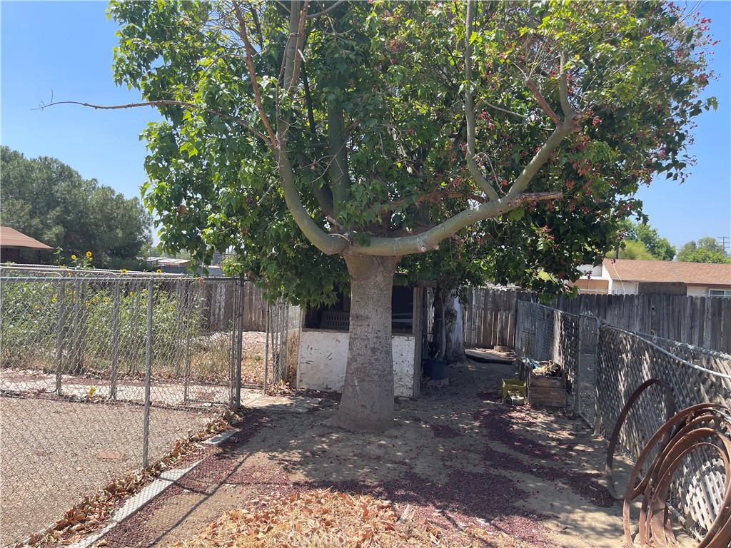 https://media.crmls.org/medias/29e6d976-9522-45e7-a5df-515d34892bf8.jpg?preset=X-Large