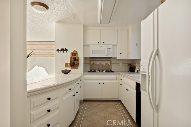 Detail Gallery Image 11 of 36 For 180 Grass Valley #37,  Lake Arrowhead,  CA 92352 - 2 Beds | 2 Baths