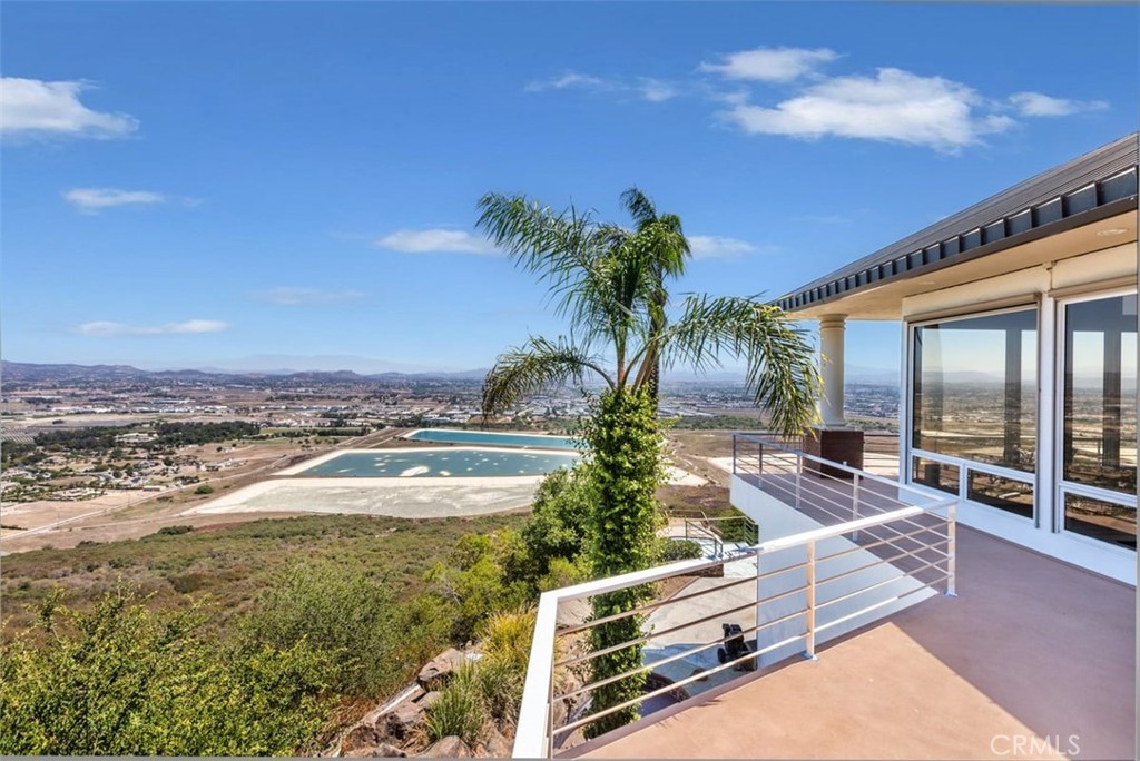 https://media.crmls.org/medias/29e75d79-101b-45eb-89d0-f2eac52d0f6d.jpg?preset=X-Large