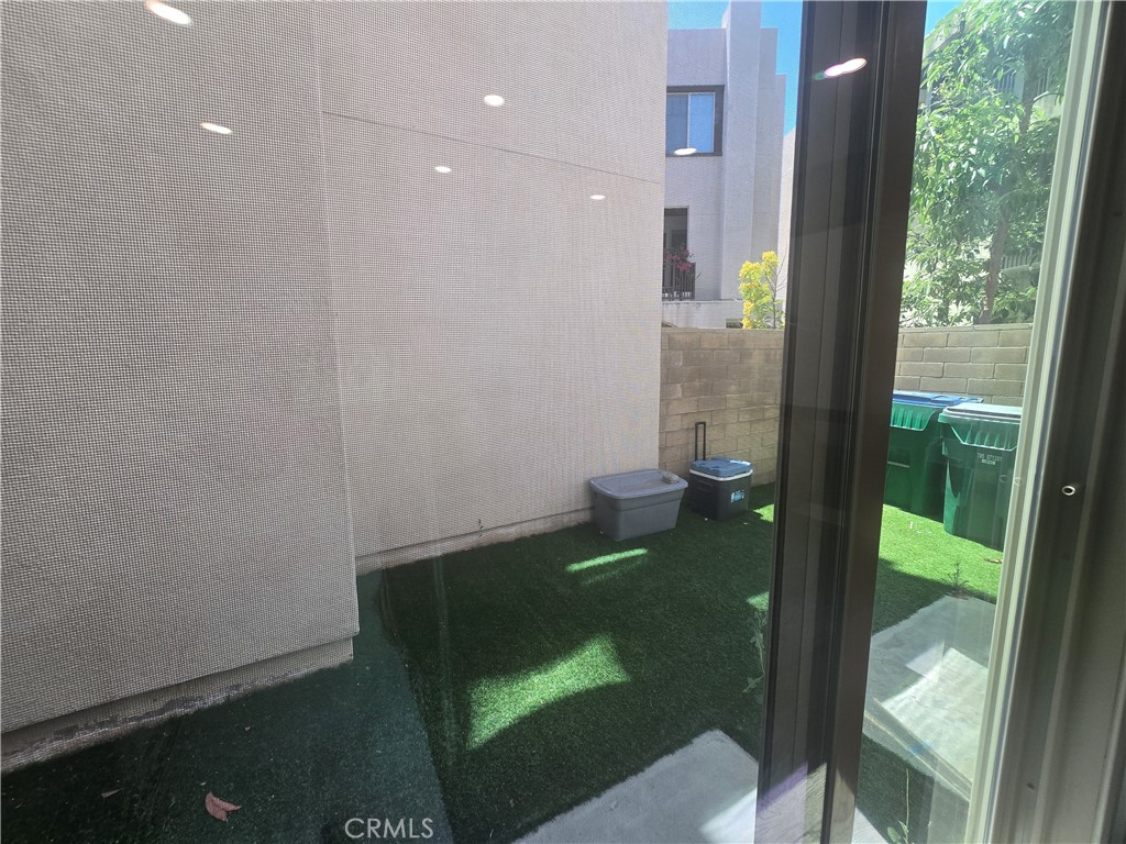 https://media.crmls.org/medias/29e8a65b-53c2-481f-9289-232c518da28b.jpg?preset=X-Large