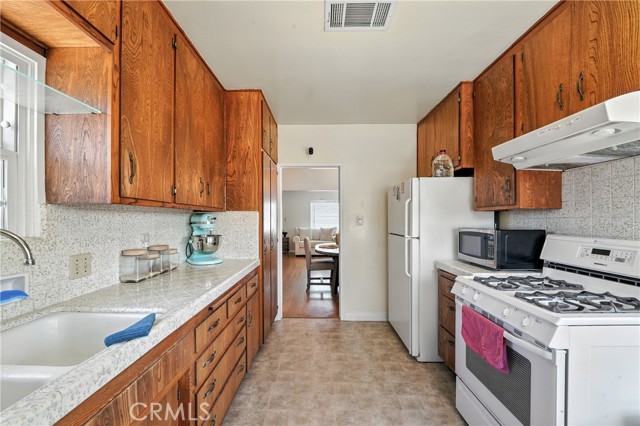 265 W Pershing Court, Covina CA: https://media.crmls.org/medias/29e8b0e0-cfc6-4de0-a03d-11f0a1226beb.jpg