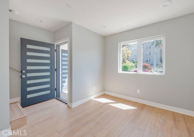 Detail Gallery Image 2 of 17 For 427 1/2 N Heliotrope Dr, Los Angeles,  CA 90004 - 2 Beds | 2/1 Baths