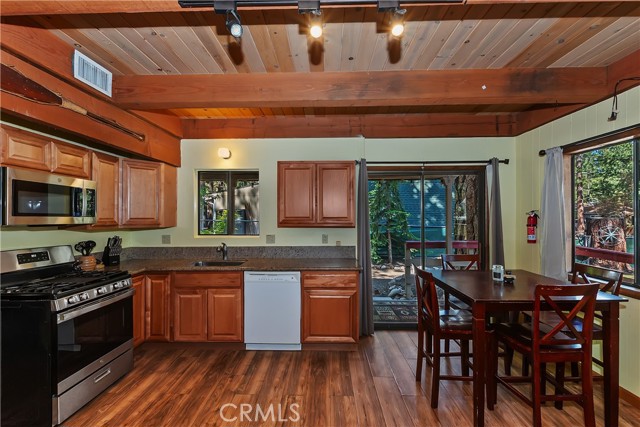320 W Aeroplane Boulevard, Big Bear City CA: https://media.crmls.org/medias/29e90874-1b05-48d6-81b1-a7d7ff719e39.jpg