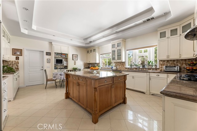 4811 Heaven Avenue, Woodland Hills CA: https://media.crmls.org/medias/29ea197e-98b5-409d-afad-af45f2c3021a.jpg