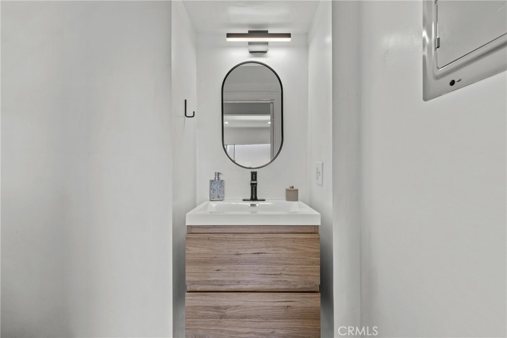 https://media.crmls.org/medias/29eeb33c-98e5-4701-8864-c13fa41c32b0.jpg?preset=X-Large