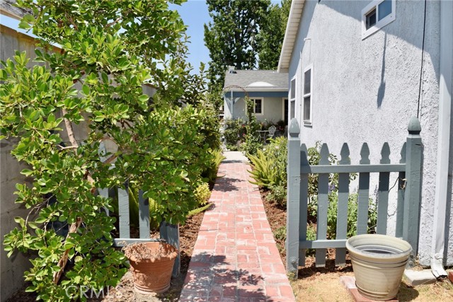 2024 N Kenwood Street, Burbank CA: https://media.crmls.org/medias/29f0aeac-58ec-4571-a7c1-b8219b143a84.jpg