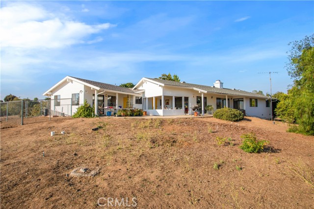 711 Tumble Creek Lane, Fallbrook CA: https://media.crmls.org/medias/29f1c8cb-bf46-4714-8529-37ec243289d7.jpg