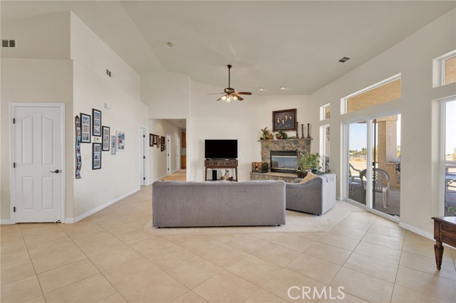 Detail Gallery Image 8 of 43 For 460 Solano Rd, Pinon Hills,  CA 92372 - 4 Beds | 3/1 Baths