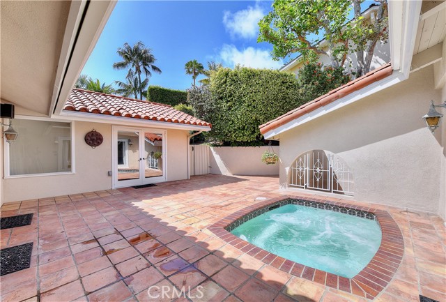 Detail Gallery Image 2 of 28 For 906 Emerald Bay, Laguna Beach,  CA 92651 - 4 Beds | 2/1 Baths