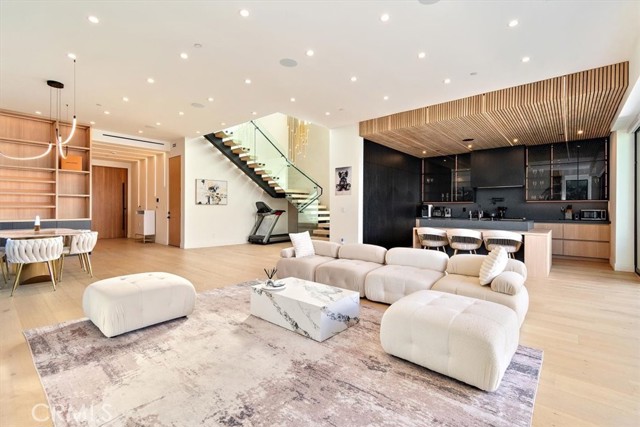 Detail Gallery Image 3 of 44 For 5347 Natick Ave, Sherman Oaks,  CA 91411 - 5 Beds | 5/1 Baths