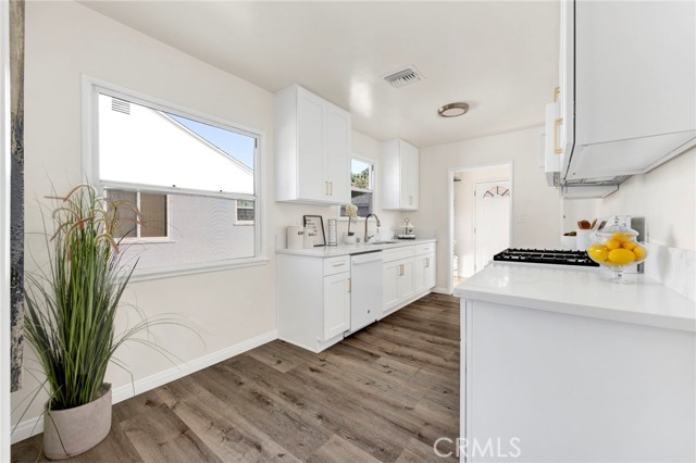 17350 Hamlin Street, Lake Balboa CA: https://media.crmls.org/medias/2a0022bb-d32b-49af-8fd3-7b4678de1c46.jpg