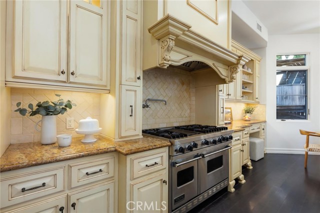 Detail Gallery Image 25 of 64 For 2516 Walnut Ave, Manhattan Beach,  CA 90266 - 5 Beds | 5/1 Baths