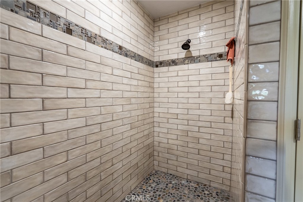 https://media.crmls.org/medias/2a040743-7063-4ca5-9e6b-22338ec95ab1.jpg?preset=X-Large