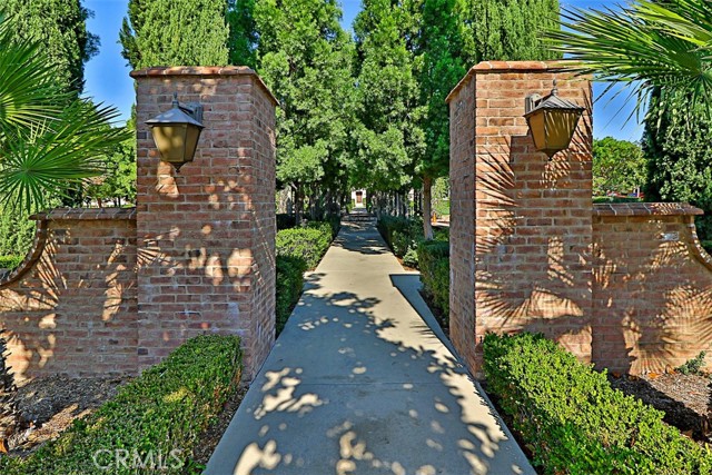 20 Townsend, Irvine CA: https://media.crmls.org/medias/2a04690d-9e8e-428a-b247-ce8cfce1d016.jpg