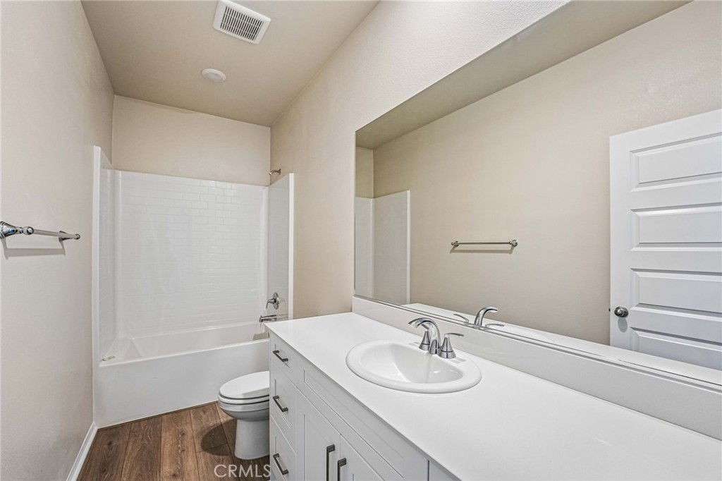 https://media.crmls.org/medias/2a04e539-26a9-4dfc-94d0-c1f62a08dbf4.jpg?preset=X-Large