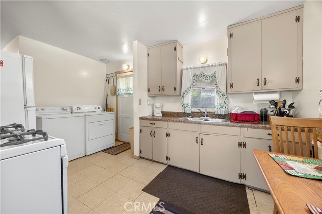 418 W Olive Avenue, La Habra CA: https://media.crmls.org/medias/2a06333e-ec63-41b7-a598-d53facaa03f5.jpg